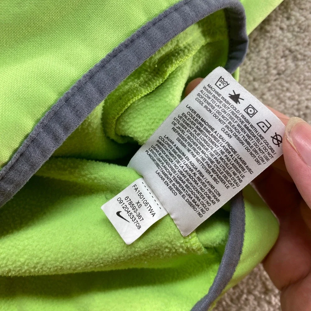 Nike‎ Hoodie Kids XS Neon Green Therma-FIT Fleece Graphic Sweatshirt 678593-367